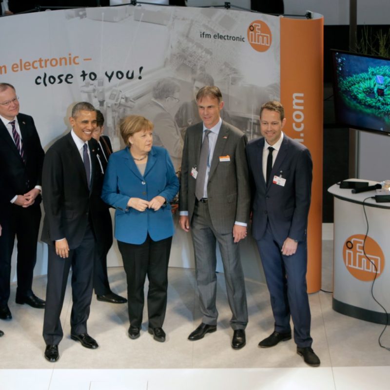 Messefoto mit Angela Merkel und Barak Obama am ifm electronic-Stand