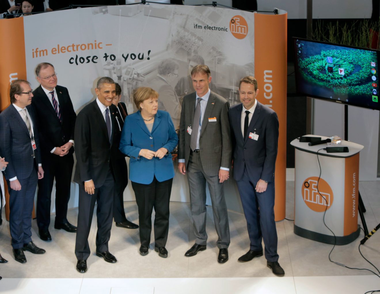 Messefoto mit Angela Merkel und Barak Obama am ifm electronic-Stand