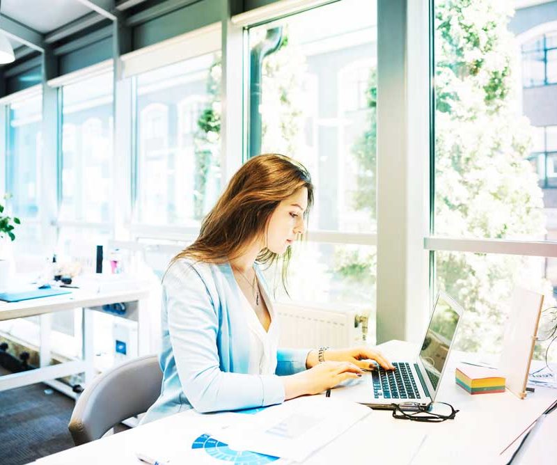 Motiv Frau am Laptop