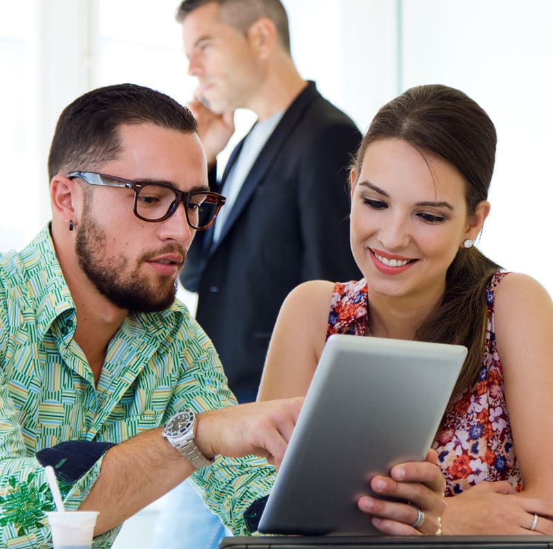 Hippster, Mann und Frau am iPad