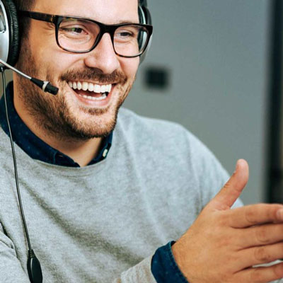 Live-Agent mit Headset im Service Desk