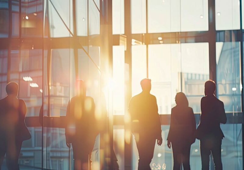 Menschen vor einem großen Fenster, durch das die Sonne scheint - Digitale Souveränität