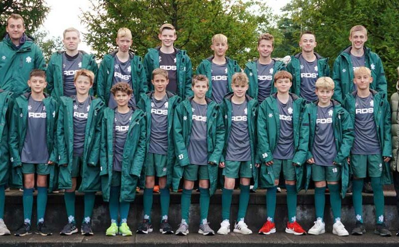 Teamfoto HTC Uhlenhorst "die Eule" mit der Sponsorin Sandra Gehling