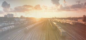 Lieferkettengesetz: Güterzüge auf Gleisen bei Sonnenuntergang