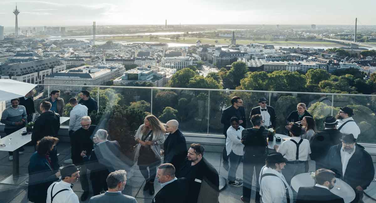 Dachterrasse des Dreischeibenhauses mit Mitarbeitern und Mitarbeiterinnen von RDS bei der 40-Jahr Feier