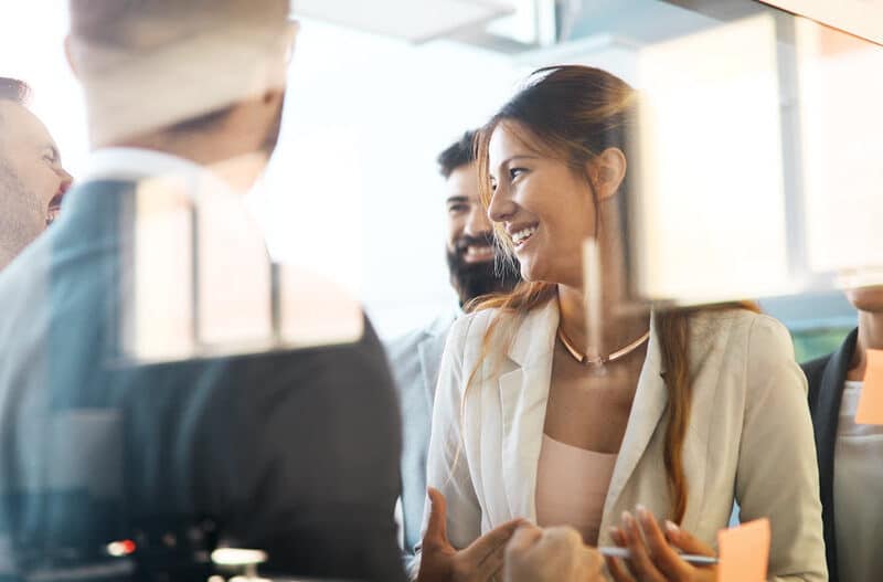 Lachende Kollegen und Kolleginnen