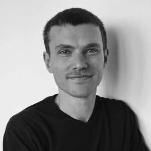 Unser Kollege Rene Schoeller, Sales Manager für das Thema Microsoft Dynamics 365 Business Central, lehnt an einer Wand.
