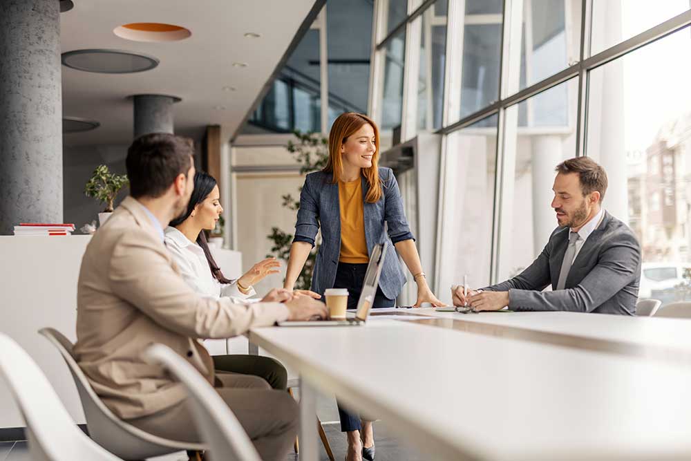 Von der Digitalisierung zur intelligenten Verwaltung – KI in berufsständischen Organisationen 1 Meeting im hellen Meetingraum