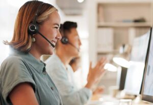 Service Desk Mitarbeiterin bei der Arbeit